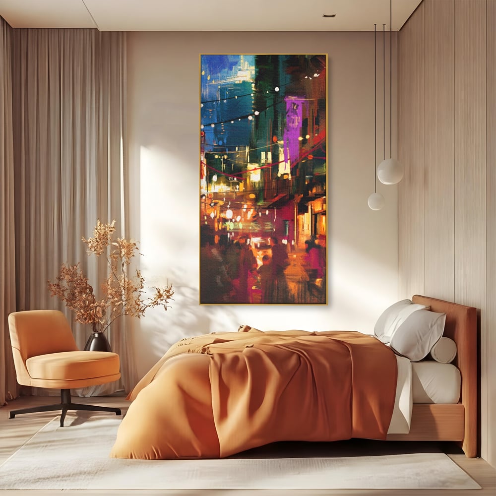 Tablou canvas cu tablou canvas cu peisaj urban nocturn, in rama de aluminiu auriu, pe perete intr-un dormitor